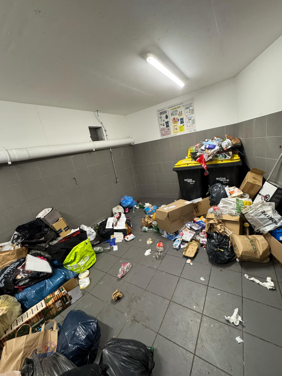 Locaux salent , aucun entretien n est effectué ainsi que le local  pour les poubelles et les contenants .