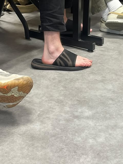 Stop aux claquettes sans chaussettes de Yann