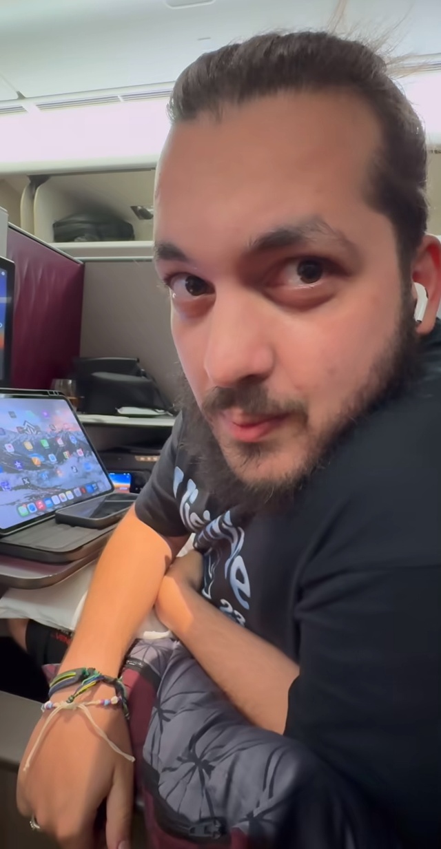 Virée @JL_PointVirgule et @JLElies pour mettre un nouveau CM a la place